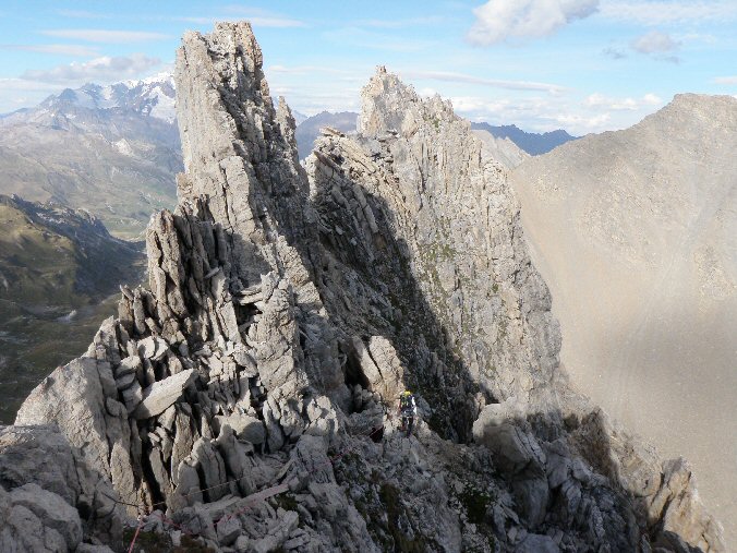 Aiguille de la Nova 047.jpg - Plusieurs gendarmes (aiguilles)  escalader ou  contourner